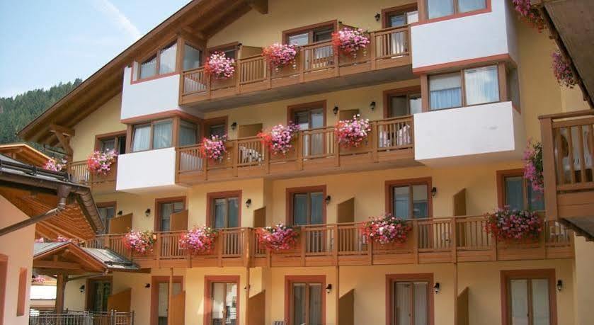 Residence Canada Pinzolo Bagian luar foto