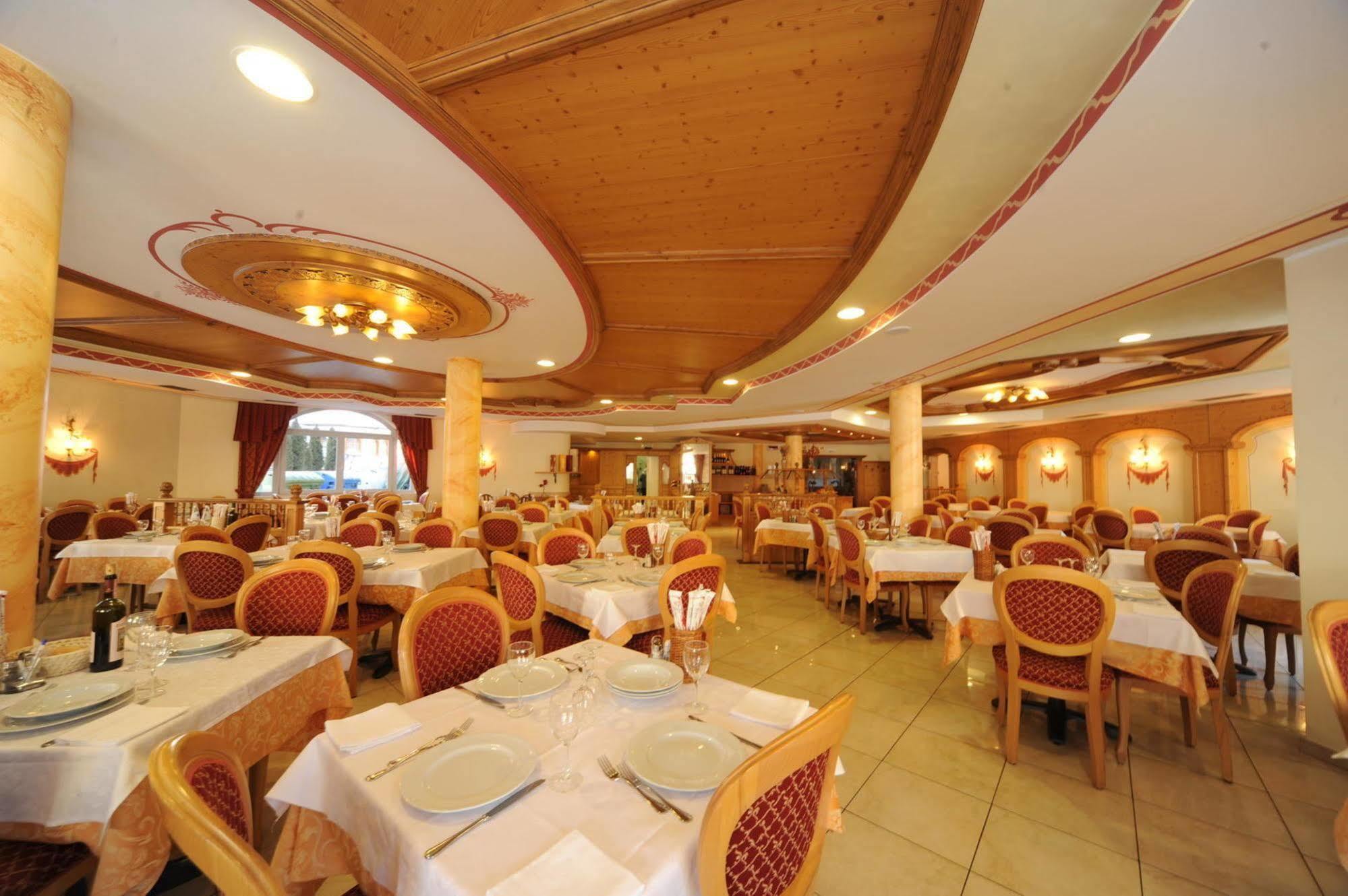 Residence Canada Pinzolo Bagian luar foto