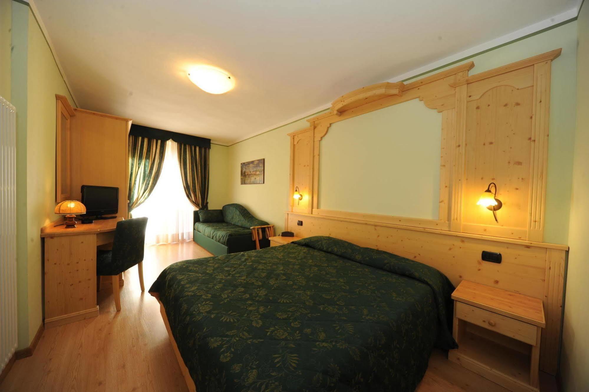 Residence Canada Pinzolo Bagian luar foto